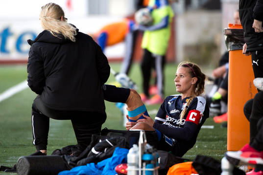Linköpings Charlotte Rohlin får sitt lår lindat