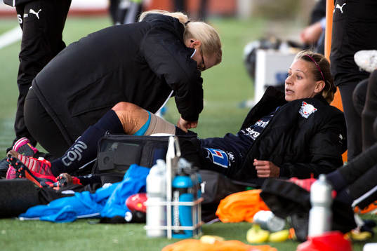Linköpings Charlotte Rohlin får sitt lår lindat