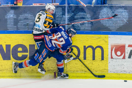 Växjös Nick Johnson tacklar Skellefteås Niclas Burström