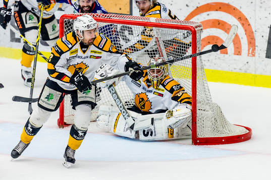 Skellefteås Erik Andersson fokuserar på pucken