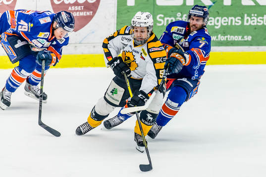 Skellefteås Arvid Lundberg jagas av Växjös Jeff