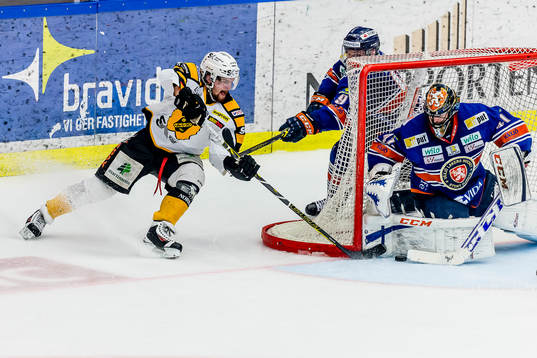 Skellefteås Axel Holmström oroar vid Växjös målvakt
