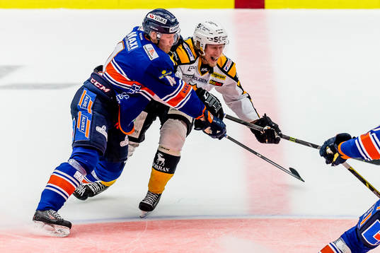 Växjös Niclas Lundgren tacklar Skellefteås John Norman