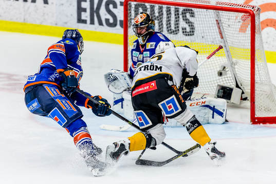 Växjös Noah Welch slår av klubban för Skellefteås Axel