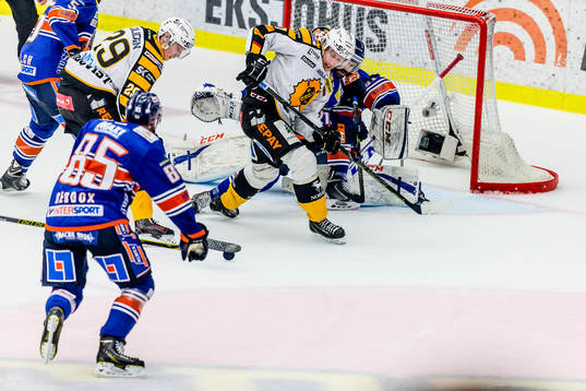 Skellefteås John Norman oroar framför Växjös mål