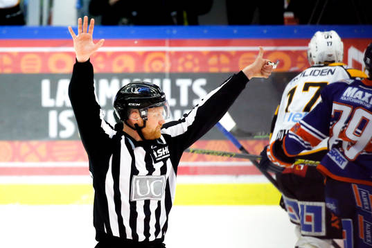 Linjedomare Tobias Haster signalerar för 6 spelare på isen