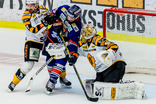 Växjös Josh Hennessy oroar framför målvakt Markus