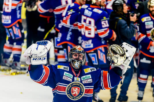 Växjös målvakt Cristopher Nihlstorp jublar