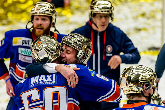 Växjös sportchef Henrik Evertsson kramar Erik Josefsson
