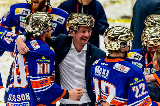 Växjös sportchef Henrik Evertsson kramar Erik Josefsson