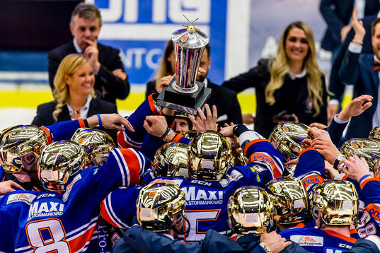 Växjös spelare lufter SM-bucklan