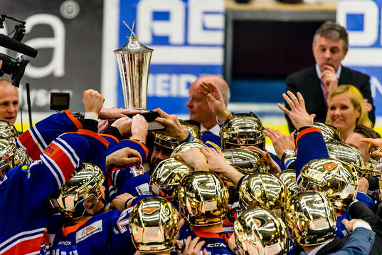 Växjös spelare lufter SM-bucklan