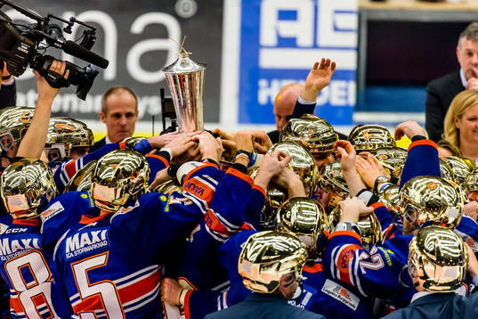 Växjös spelare lufter SM-bucklan
