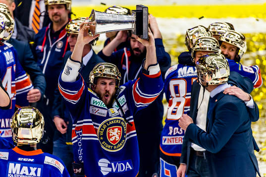 Växjös Jeff Tambellini lyfter SM-bucklan