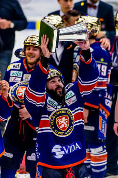 Växjös Josh Hennessy lyfter SM-bucklan