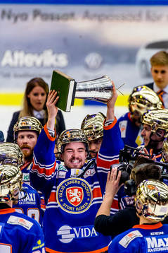 Växjös Eddie Larsson lyfter SM-bucklan
