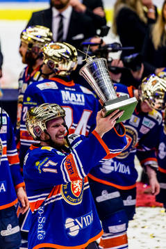 Växjös Alexander Johansson lyfter SM-bucklan