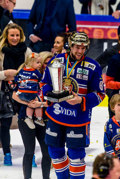 Växjös Robert Rosén med SM-bucklan