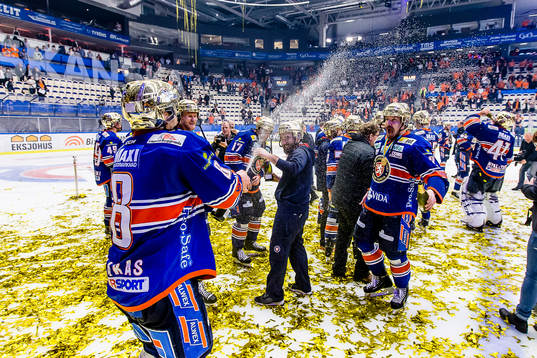 Växjös Ville Varakas sprutar champagne