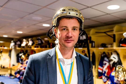 Växjös sportchef Henrik Evertsson med guldhjälm