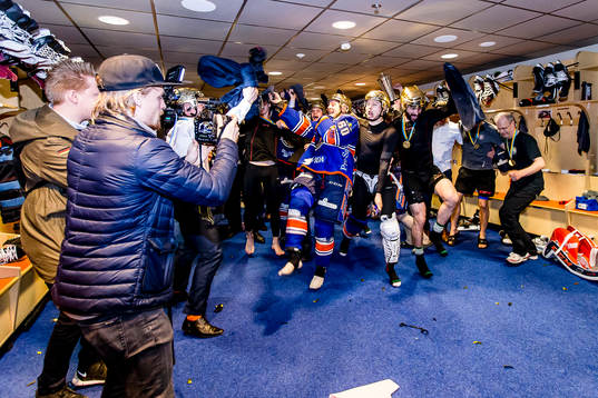 Växjös spelare jublar i omklädningsrummet