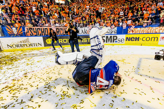 Växjös målvakt Cristopher Nihlstorp dansar framför