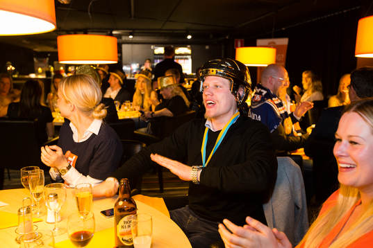 Växjös Niclas Lundgren jublar på festen