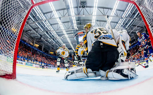 Växjös Tuomas Kiiskinen (ej i bild) gör 3-2 målet bakom