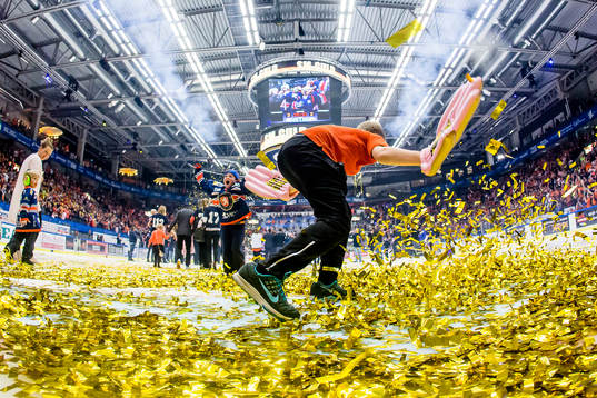 En Växjösupporter leker i konfettin