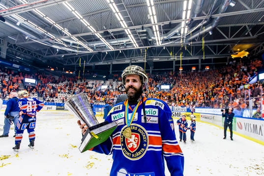 Växjös Cory Murphy med SM-bucklan