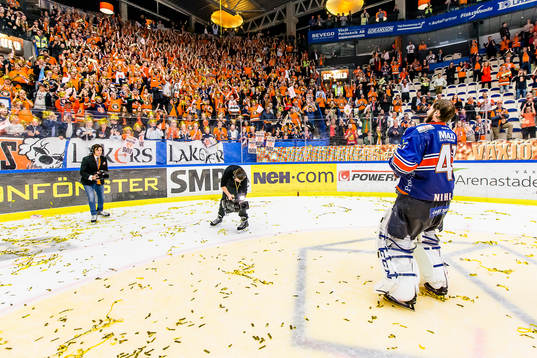 Växjös målvakt Cristopher Nihlstorp firar framför fansen