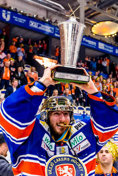Växjös målvakt Stefan Steen med SM-bucklan
