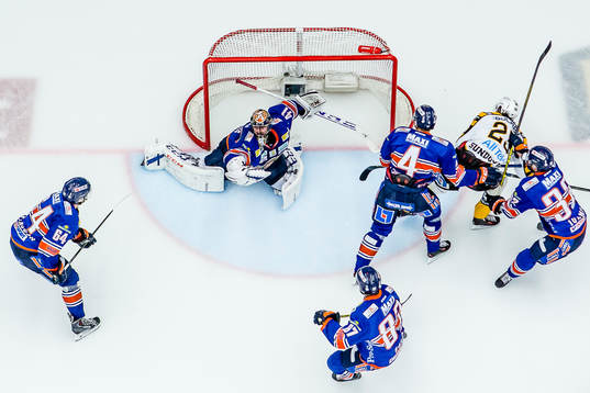 Växjös målvakt Cristopher Nihlstorp plockar en puck