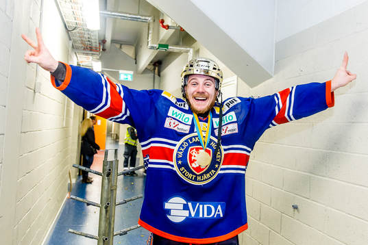Växjös Erik Josefsson jublar