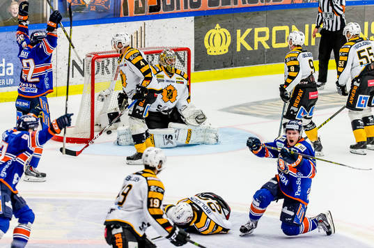 Växjös Tuomas Kiiskinen gör mål 3-2 bakom Skellefteås