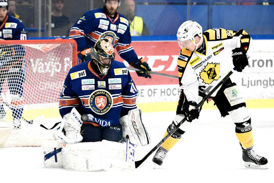 Skellefteås Patrik Zackrisson oroar framför Växjös