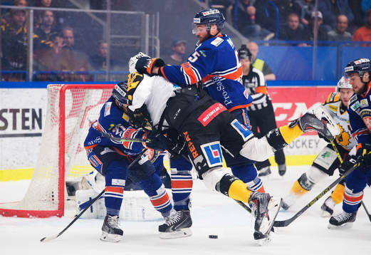 Växjös Cory Murphy och Noah Welch tacklar Skellefteås