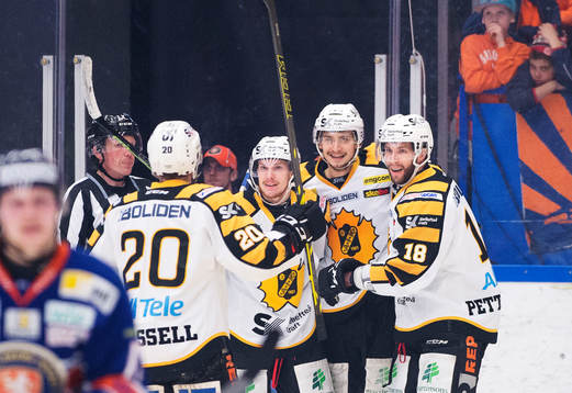 Skellefteås Kirill Kabanov jublar med lagkamrater