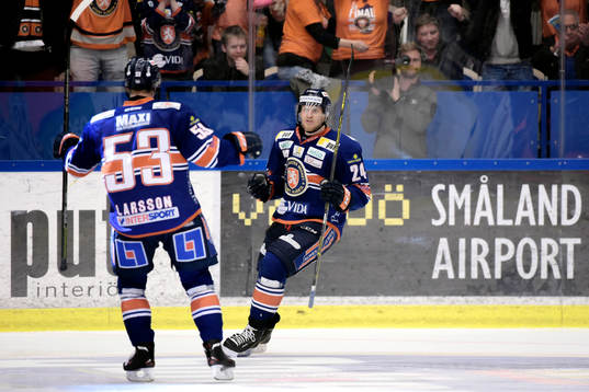Växjös Eddie Larsson och Jani Lajunen jublar