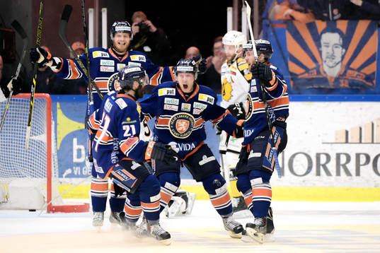 Växjös Jeff Tambellini jublar