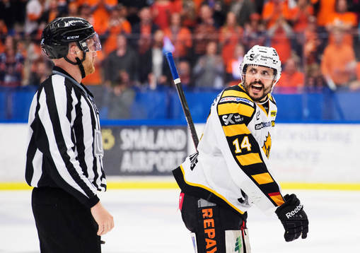 Skellefteås Daniel Widing skäller på en linjedomare