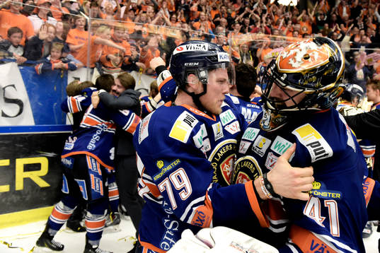 Växjös Patrik Lundh och målvakt Cristopher Nihlstorp