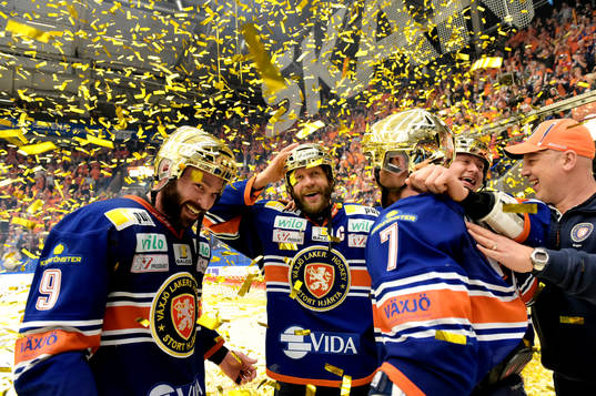Växjös Josh Hennessy jublar