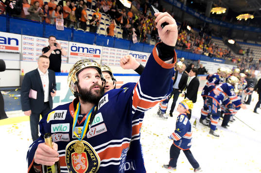 Växjös Josh Hennessy och Patrik Lundh tar en selfie och