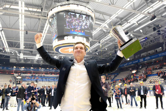 Växjös tränare Sam Hallam jublar med pokalen