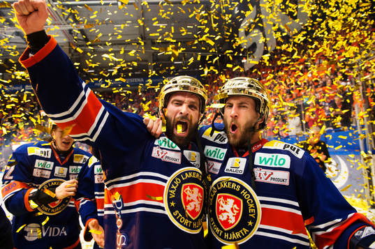 Växjös Josh Hennessy och Jeff Tambellini jublar