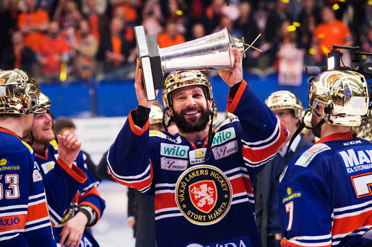Växjös Josh Hennessy jublar