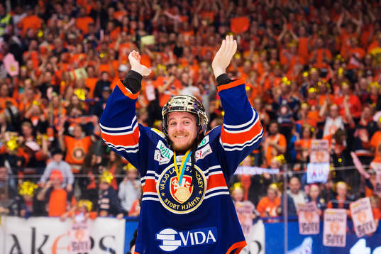 Växjös Erik Josefsson jublar
