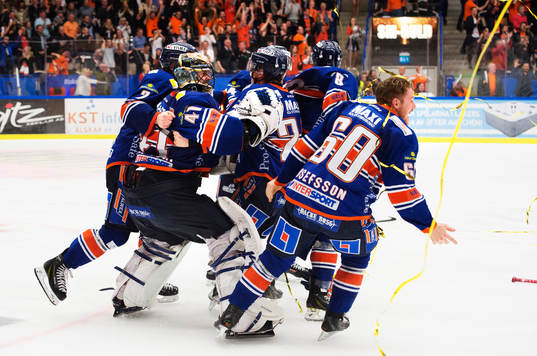 Växjös målvakt Cristopher Nihlstorp med lagkamrater