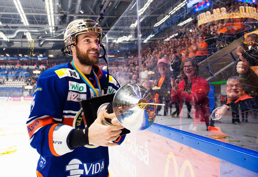 Växjös Noah Welch med pokalen